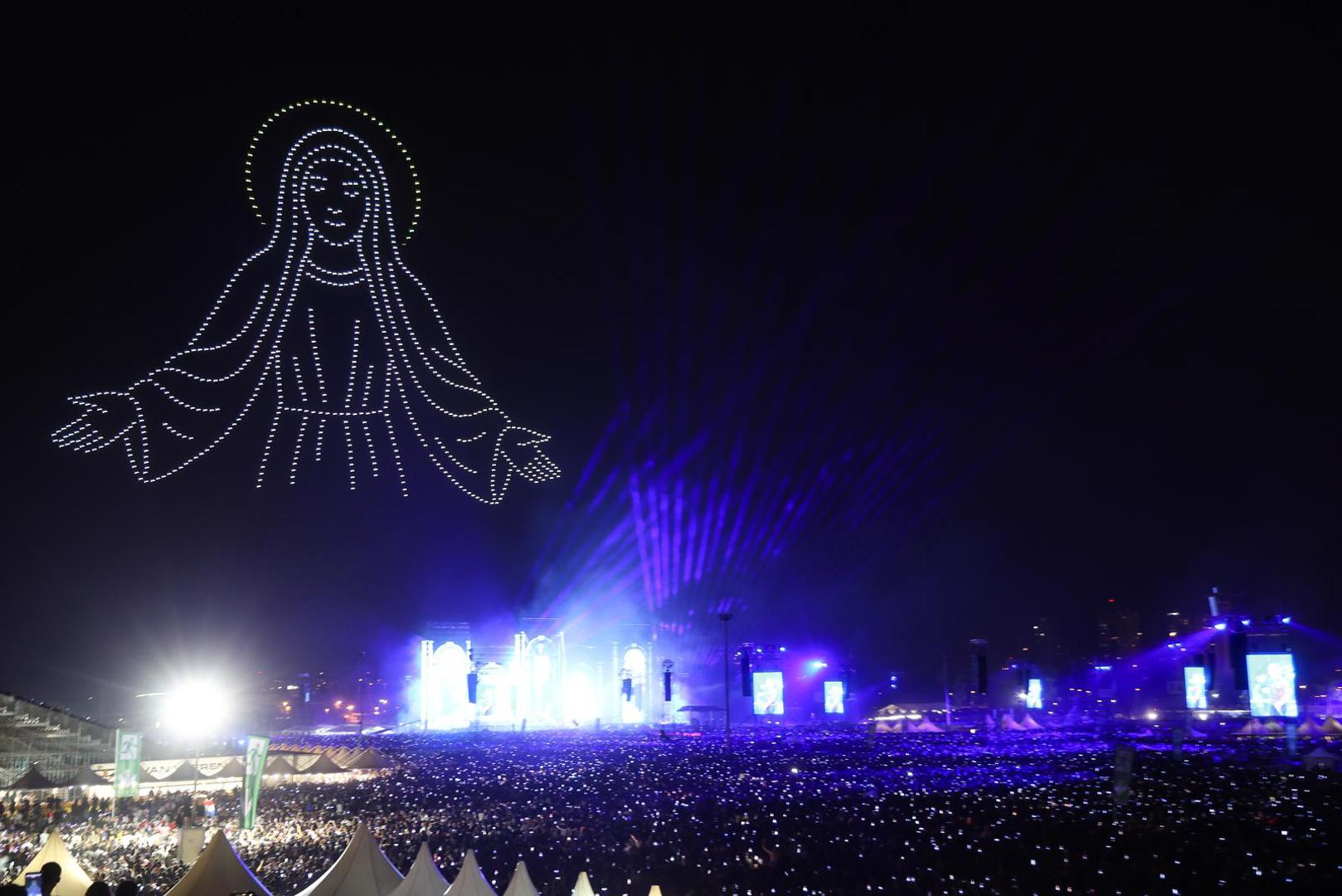 Croatian national and Christian symbols at the concert